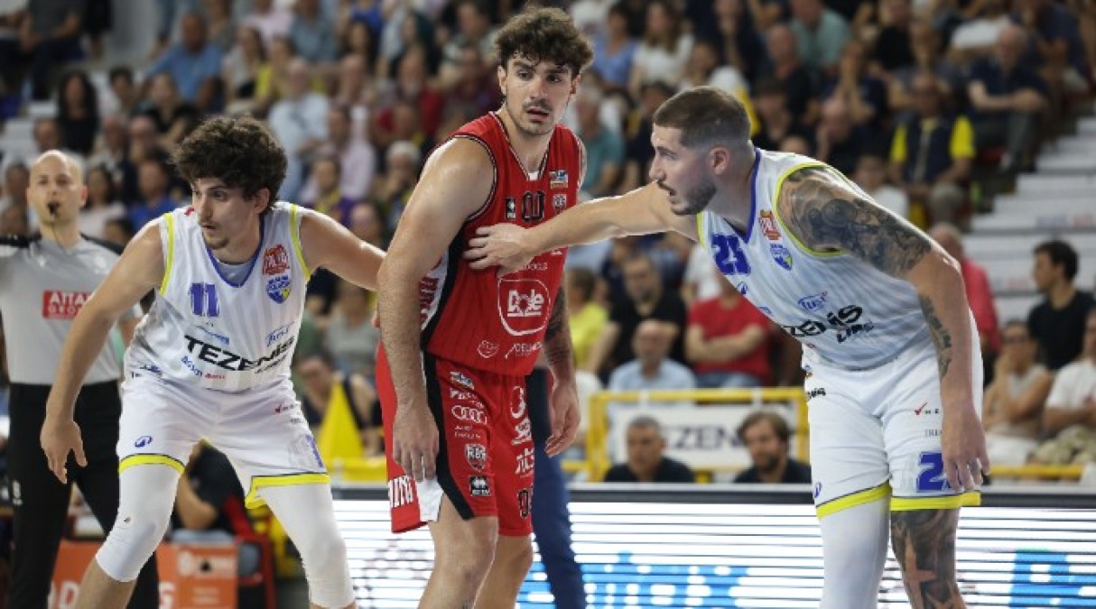 Basket A2, Dole cade in gara 1 di finale a Verona (84-74) - Una fase del match (foto Nicola De Luigi)