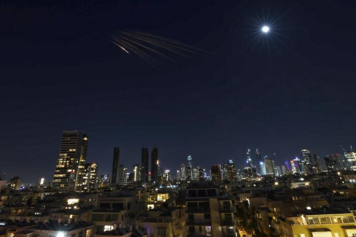 Israele sfida l’appello di Trump e colpisce l’Iran: raid su più città, sirene e rifugi in tutto il Paese - 