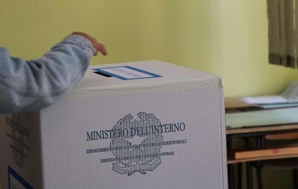 Ballottaggi amministrativi, urne aperte fino alle 15 in 42 Comuni: affluenza in calo - 