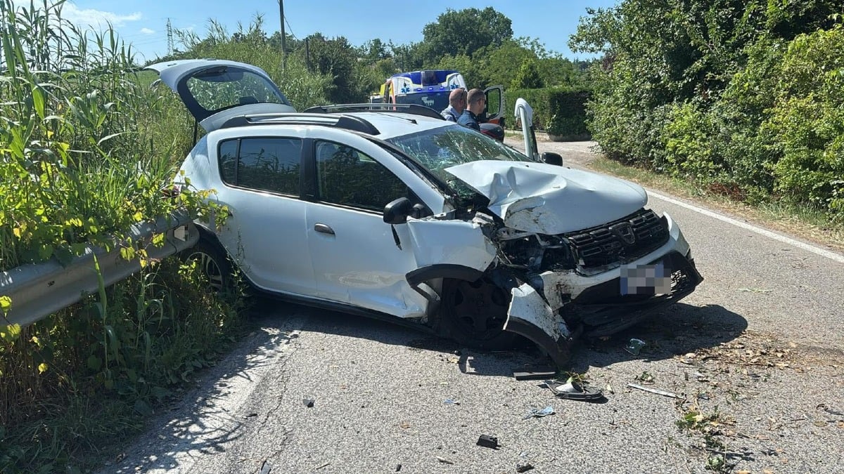 Auto contro il terrapieno a San Martino in Venti: donna trasportata in elicottero al Bufalini - foto altarimini.it (vietata la riproduzione)