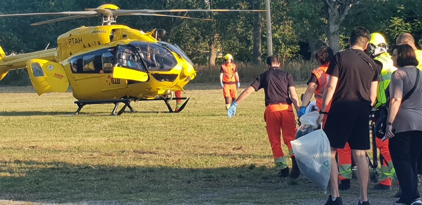 Riccione, scooter contro auto in viale Torino: giovane trasportato in elisoccorso al Bufalini - 