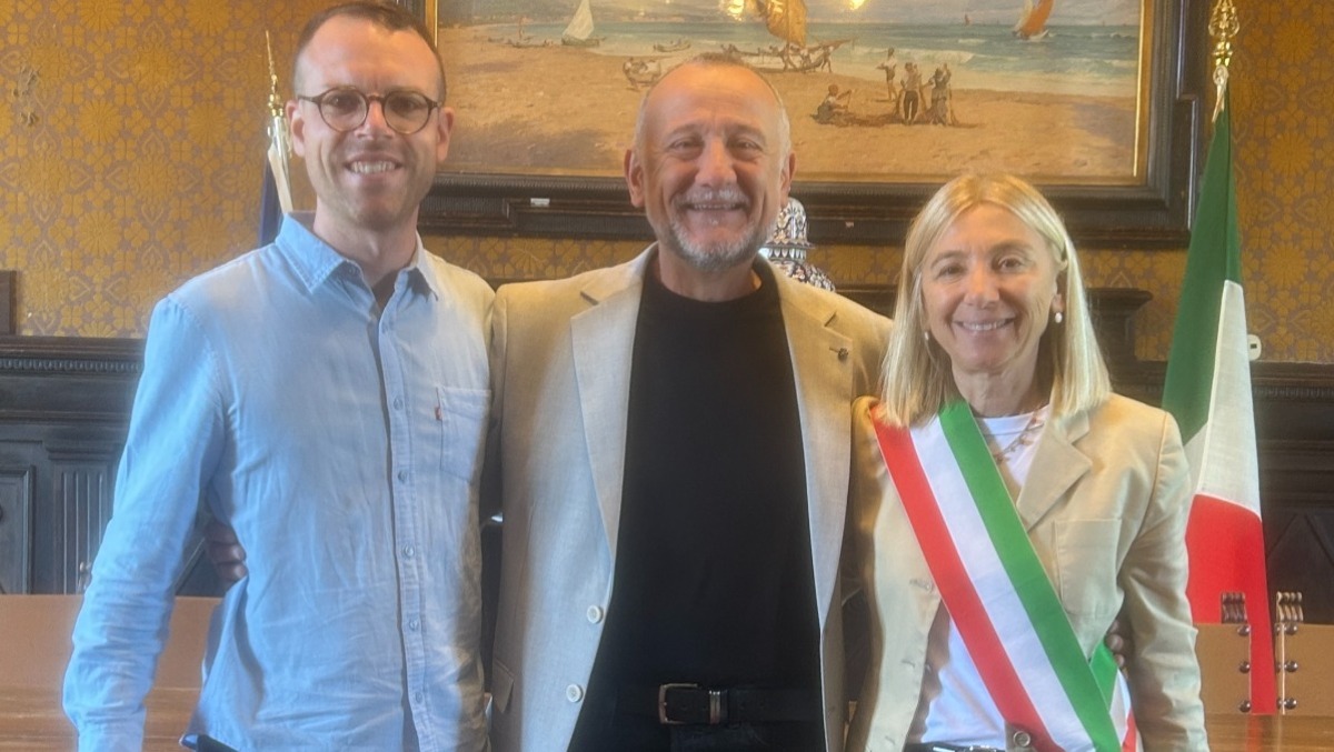 Cattolica, dopo 33 anni lo storico dipendente va in pensione: il saluto della sindaca - Luca Gamucci (al centro) con vicesindaco e sindaca