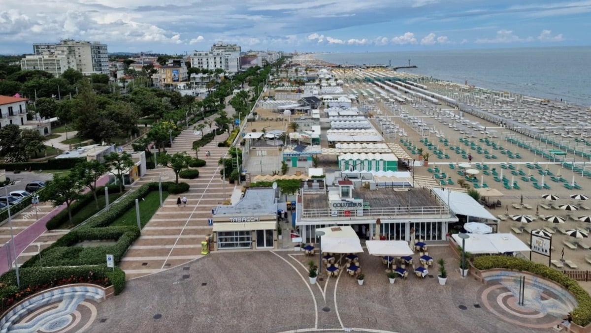 Riccione, ecco l'ordinanza anti rumore: stop ai cantieri in estate tra spiagge e hotel - Riccione: panoramica dell'area turistica