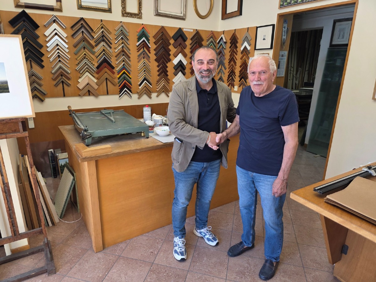 Il mago delle cornici di Rimini: Ennio e i 51 anni di lavoro nella storica bottega di piazzetta San Bernardino - 