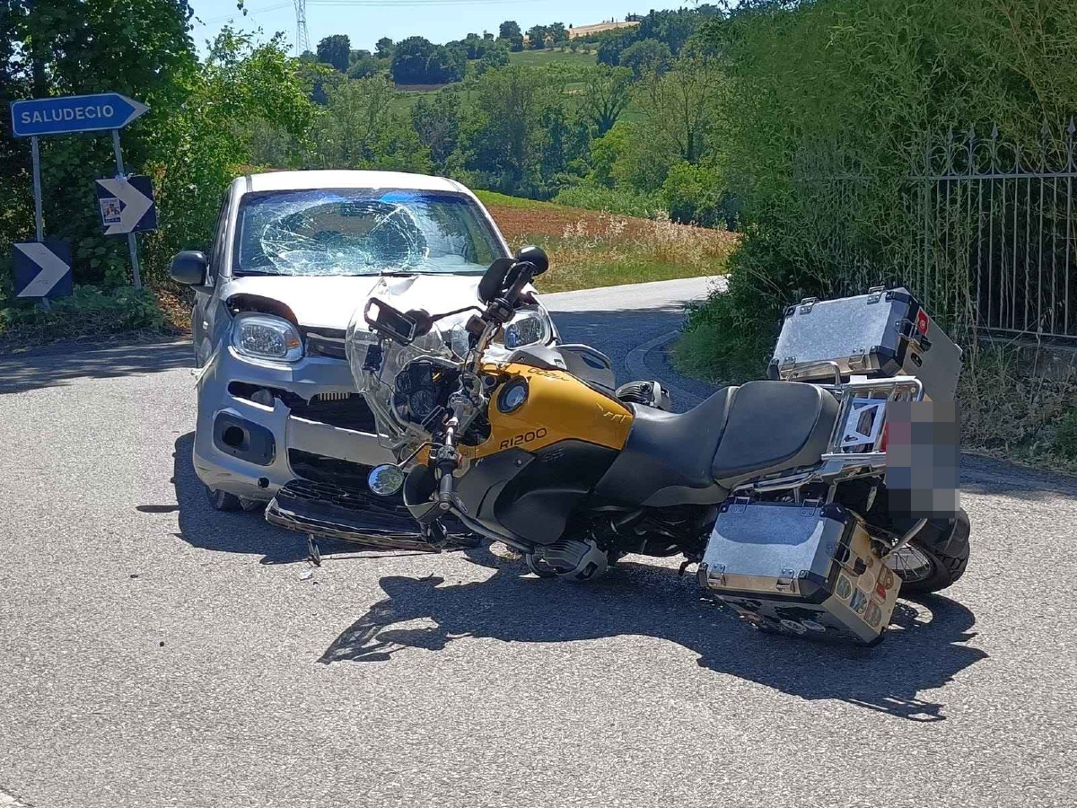 Incidente sulla strada per Saludecio: centauro sbalzato contro il parabrezza di un'auto - PH BALLANTE www.altarimini.it RIPRODUZIONE RISERVATA