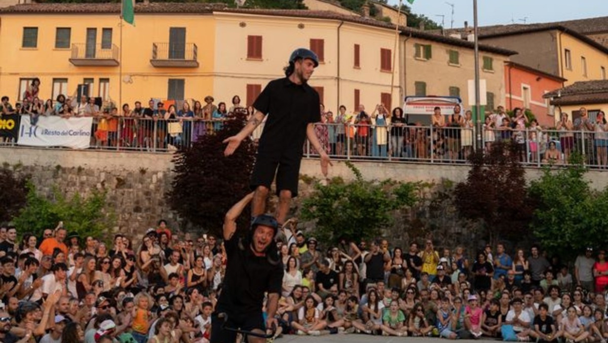 Pennabilli, è tutto pronto per Artisti in Piazza: attesi oltre 60 performer da tutto il mondo - Artisti in Piazza