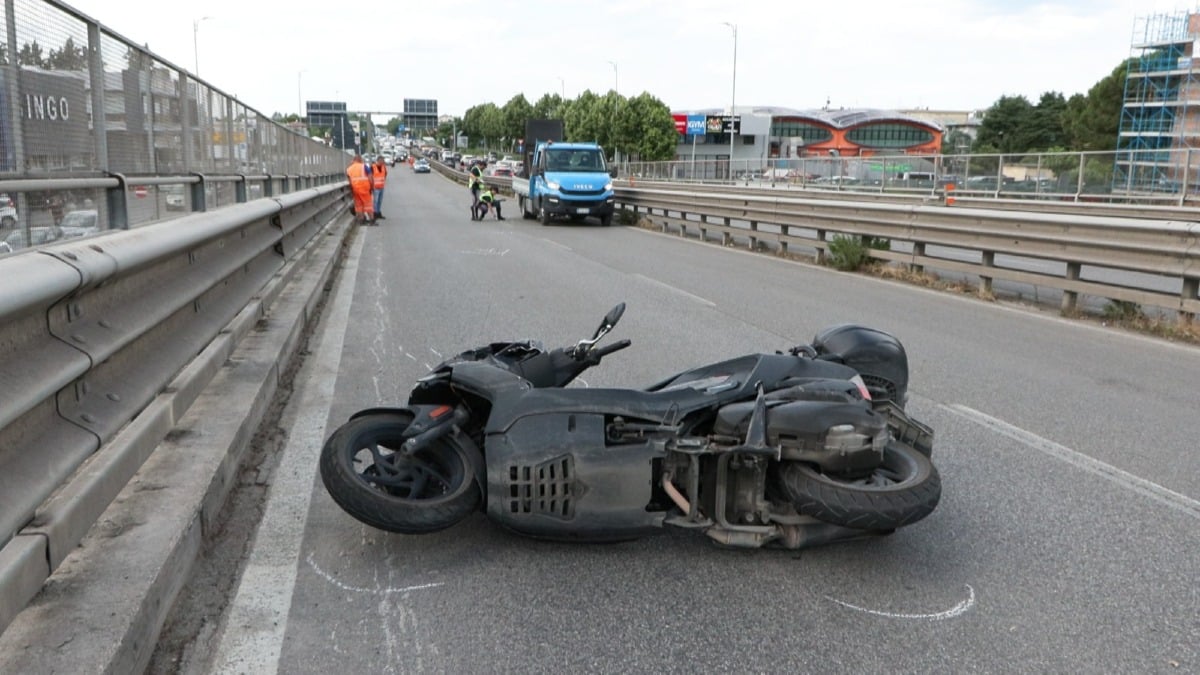 Centauro si schianta contro un mezzo Anas sul cavalcavia della Marecchiese: traffico in tilt e strada chiusa