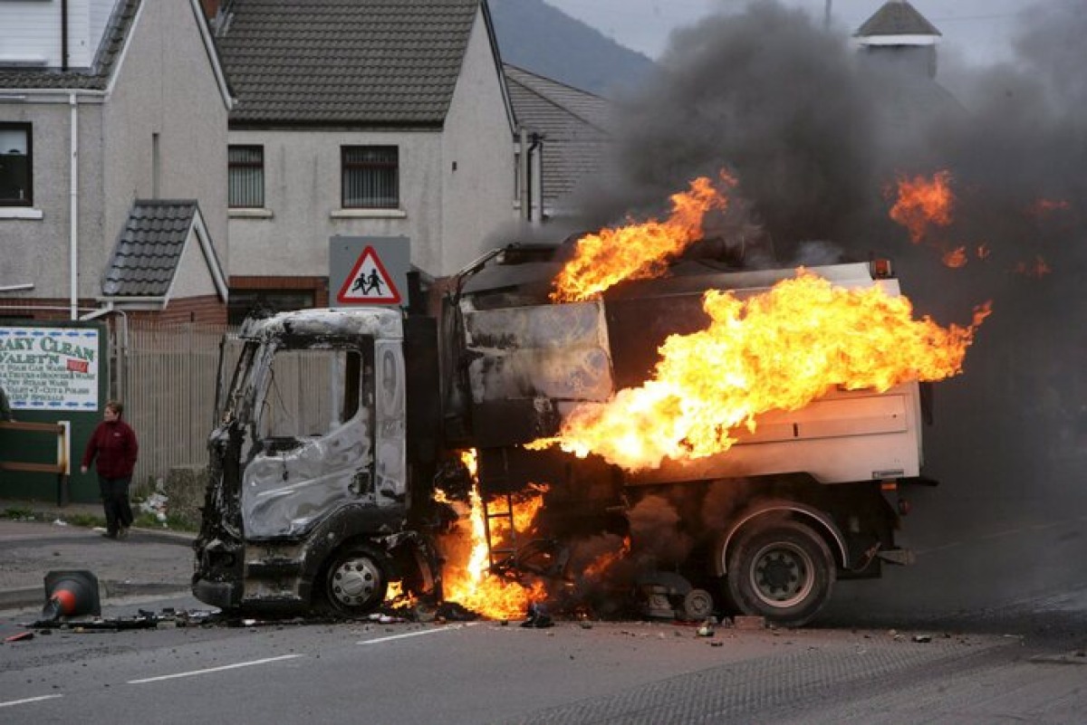 Belfast, seconda notte di guerriglia urbana: case incendiate e caccia agli stranieri dopo l’accoltellamento di un residente - 