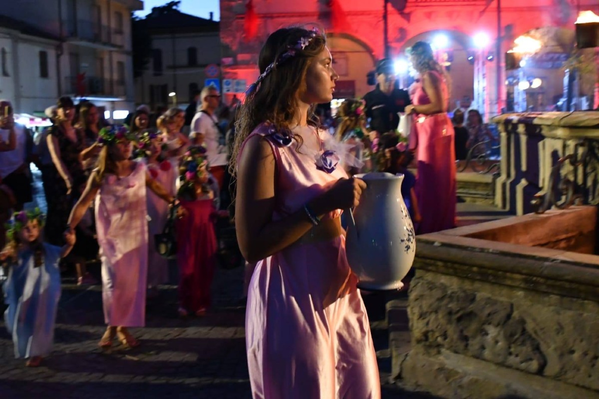 Torna la Notte dei Cento Catini a Novafeltria: i commercianti decorano le vetrine a tema, il programma della serata - 