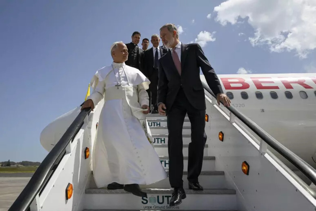 Leone XIV rientra a Roma con l’aereo del re di Spagna dopo un guasto - 