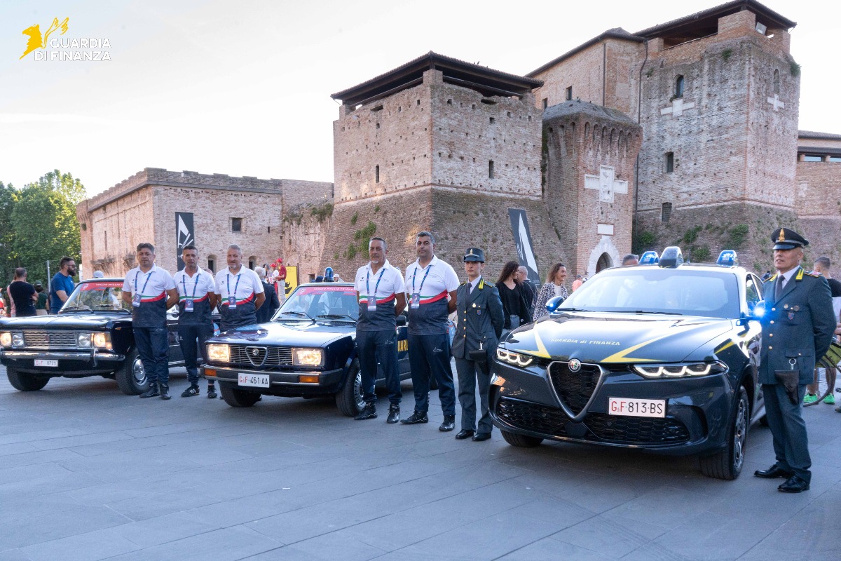 La Guardia di Finanza alla 1000 Miglia 2026: due auto storiche in gara nella rievocazione - 