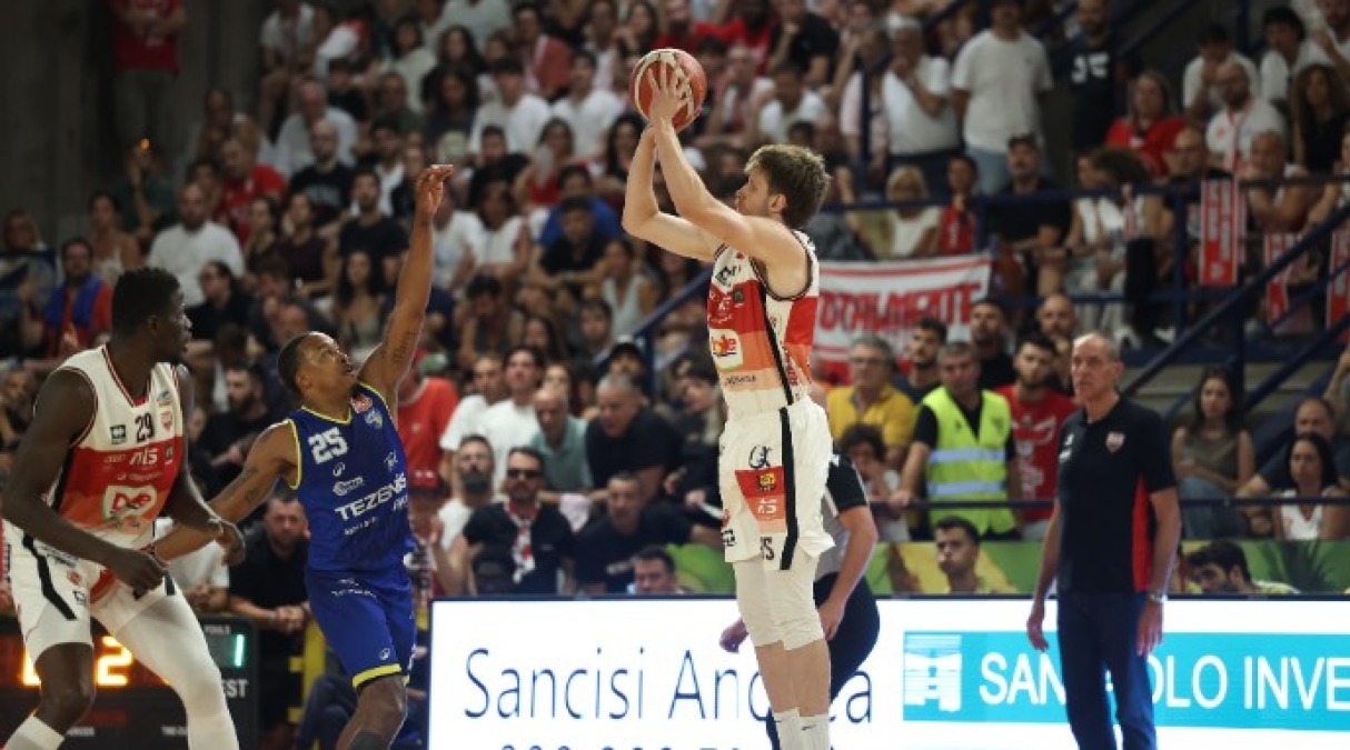 Basket A2, hurrà Dole (82-70): con Verona si va a gara4 - Dole in attacco (foto Nicola De Luigi)