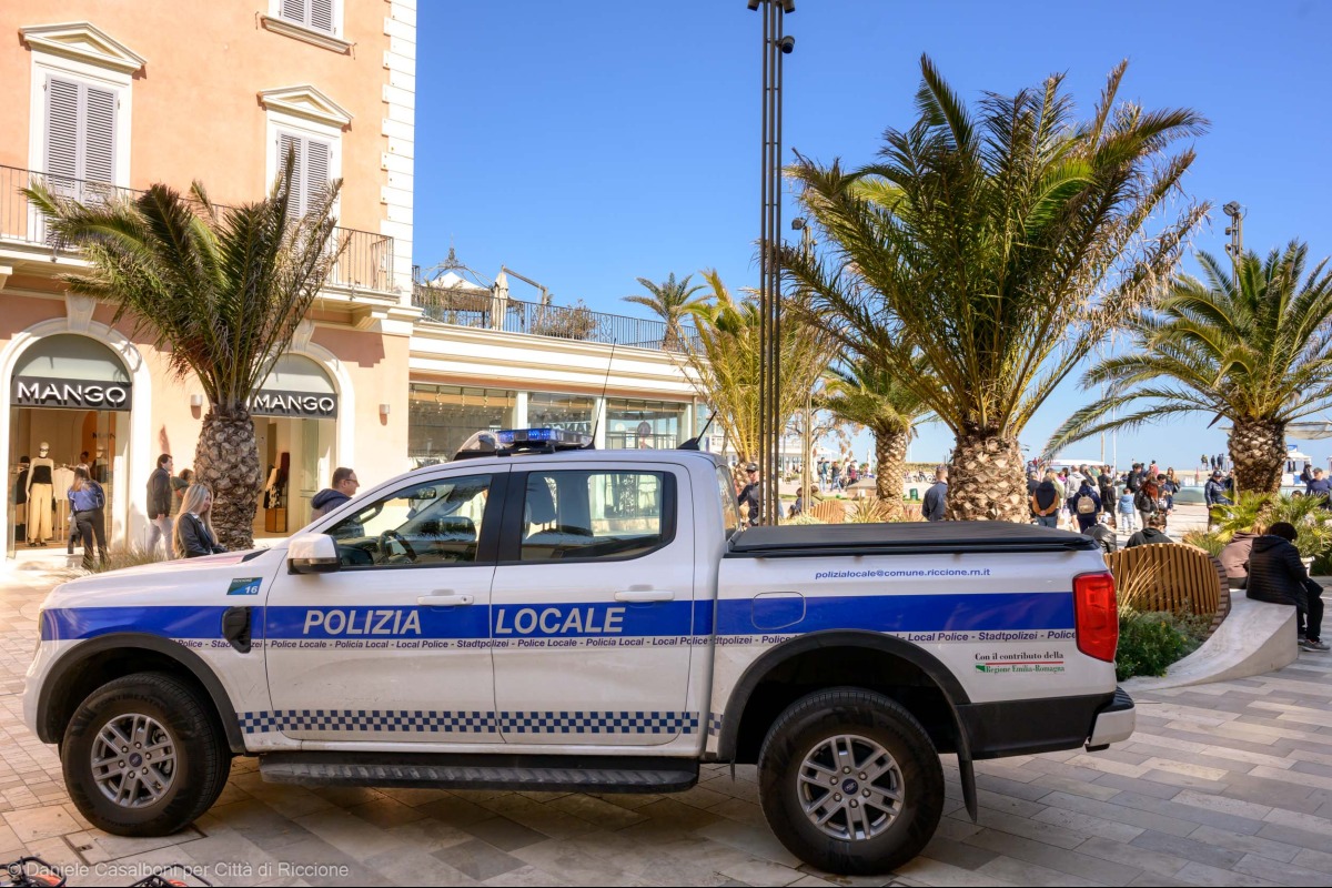 Riccione, raffica di sanzioni contro l’abusivismo sulle spiagge: controlli della Polizia locale - 