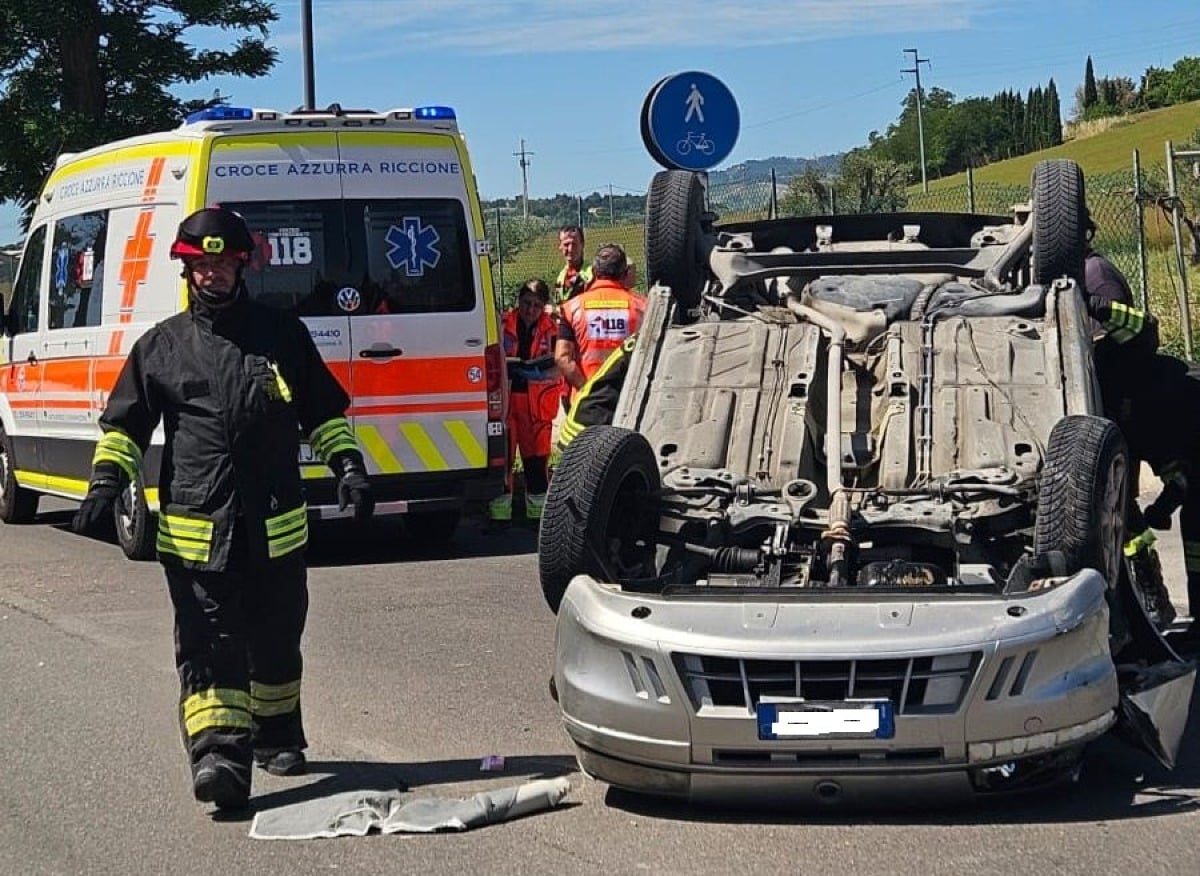 Auto si ribalta in via Santarcangiolese: conducente in ospedale in elisoccorso - 