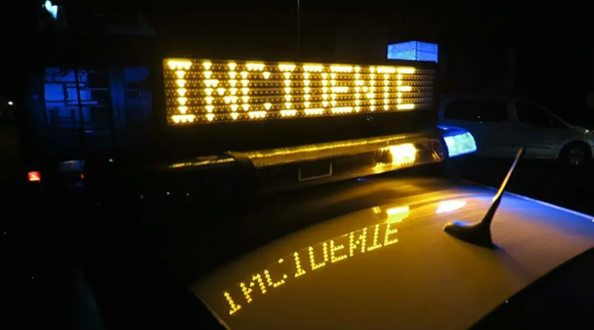 Novafeltria: vede il posto di blocco, fa inversione e finisce fuori strada con l'auto ribaltata - 