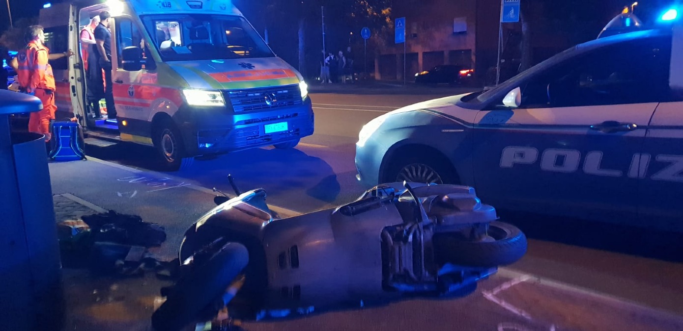 Pedone invade la carreggiata, scontro con uno scooter a Miramare