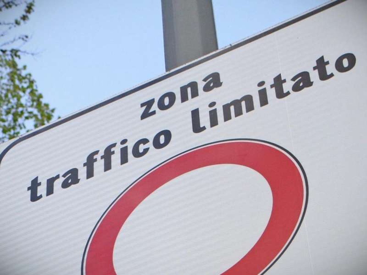 Attraversa 32 volte la Ztl senza accorgersene: deve pagare 2600 euro di multe - 