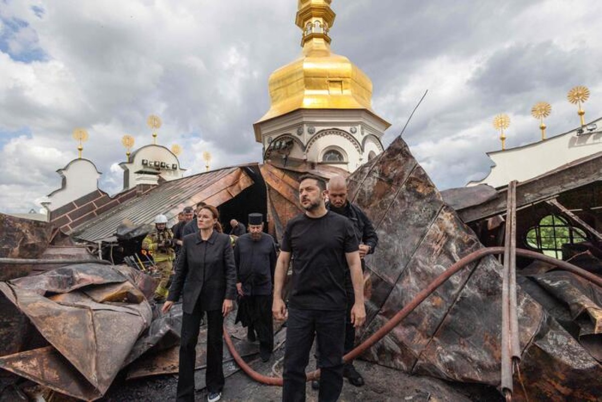 Raid su Kiev, in fiamme la Cattedrale della Dormizione: Meloni condanna l’attacco russo - 