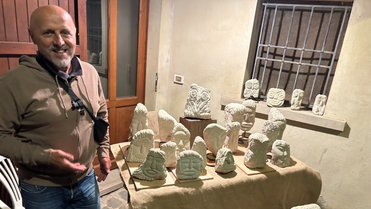 È l'ultimo scalpellino della Valmarecchia: Rossano Galli, l'artista che scolpisce la pietra di Miratorio - 