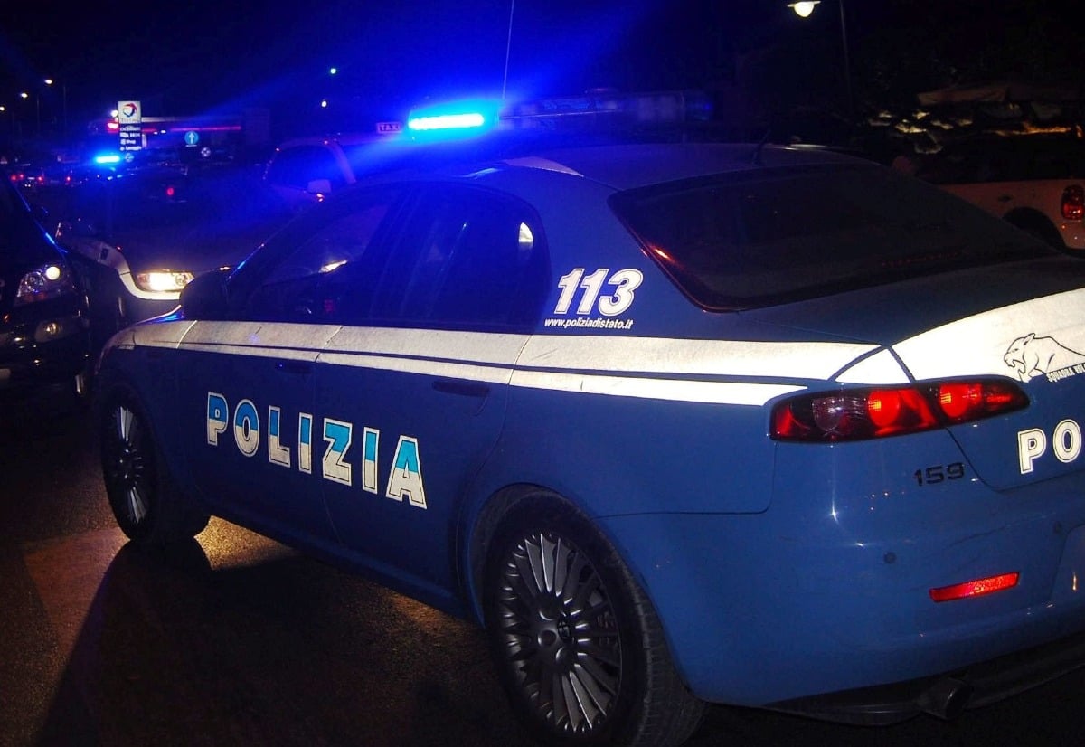 Spaccano la vetrina e fuggono con la cassa: furto all'ortofrutta di via Pascoli - Auto Polizia notte REPERTORIO