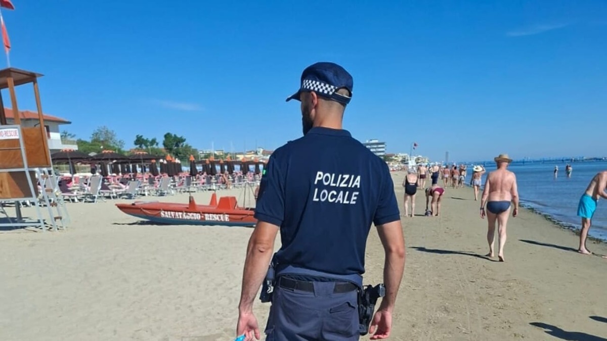 Espongono sulla battigia la merce, ma vengono colti sul fatto: sanzionati due venditori abusivi - 