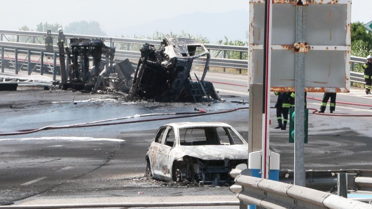 Riccione, grosso incendio sull'A14, tre veicoli coinvolti: le foto - www.altarimini.it RIPRODUZIONE RISERVATA