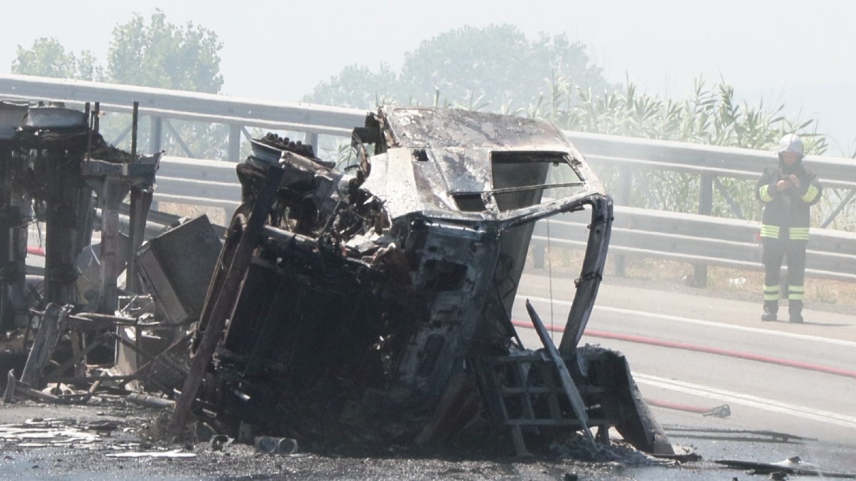 Paura sull'autostrada A14: camion cisterna in fiamme, boati e densa colonna di fumo nero - 