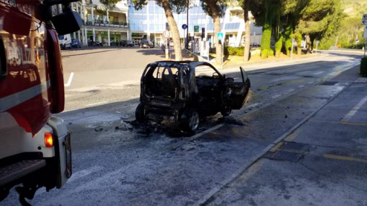 Gualdicciolo, Smart prende fuoco in marcia: illesa la donna alla guida - 