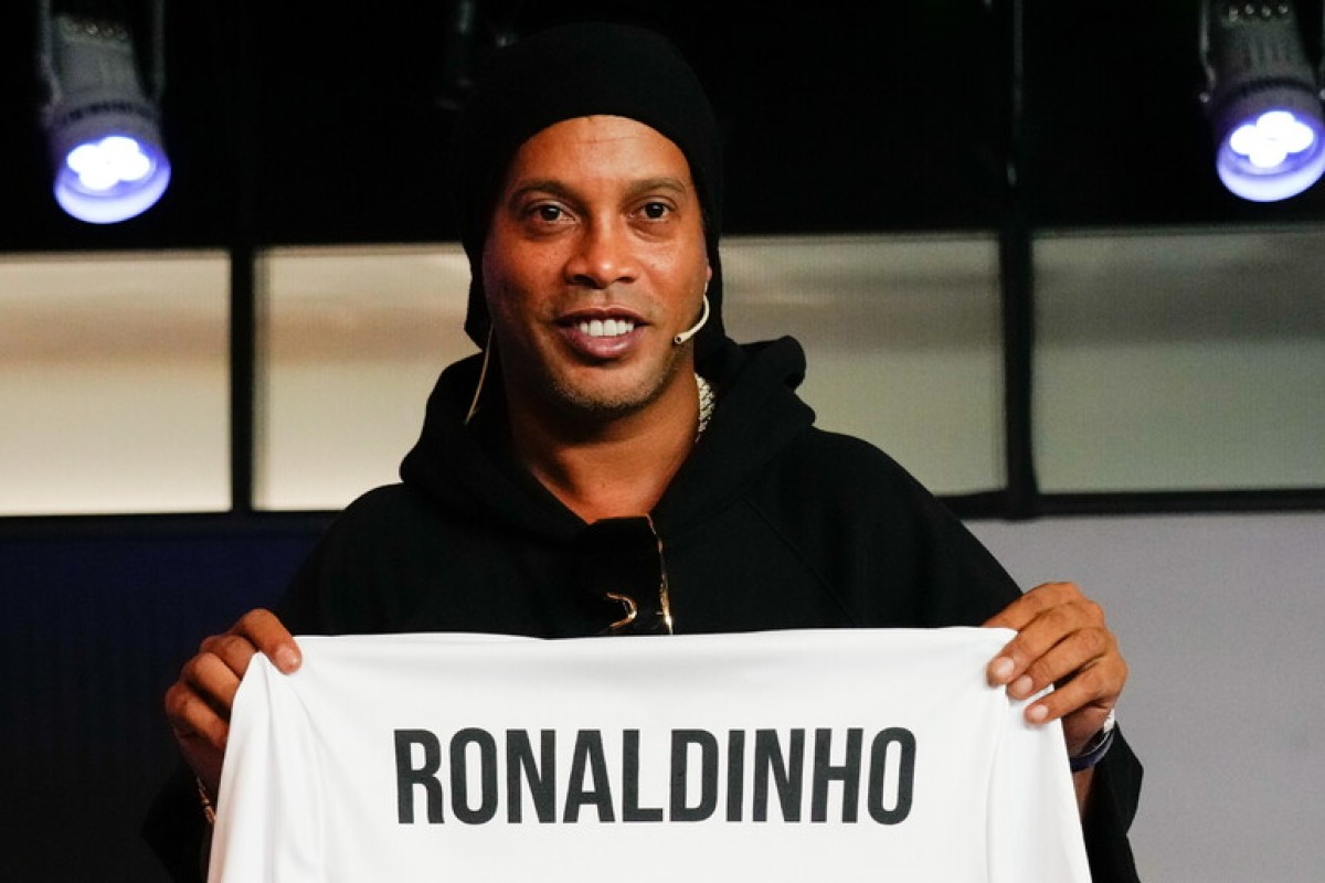 Ronaldinho a 46 anni firma con il Ravenna in Serie C - foto Ansa