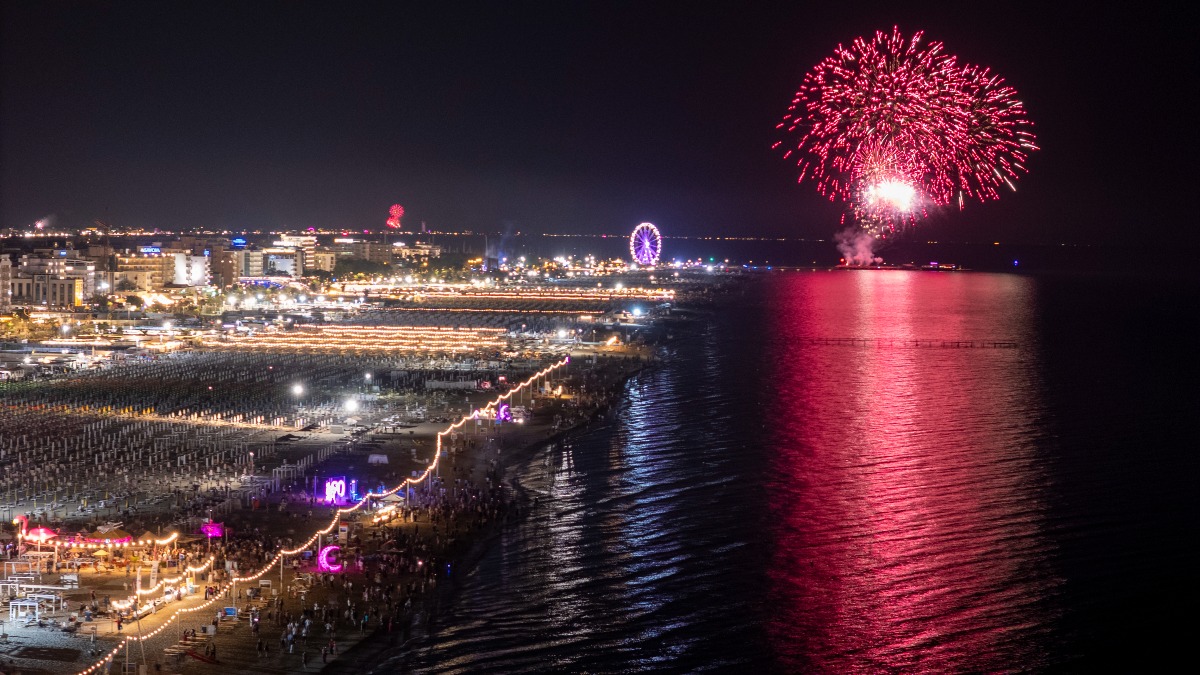Un Mare di Rosa 2026: una notte di emozioni che ha unito migliaia di persone sulla spiaggia di Rimini  - 
