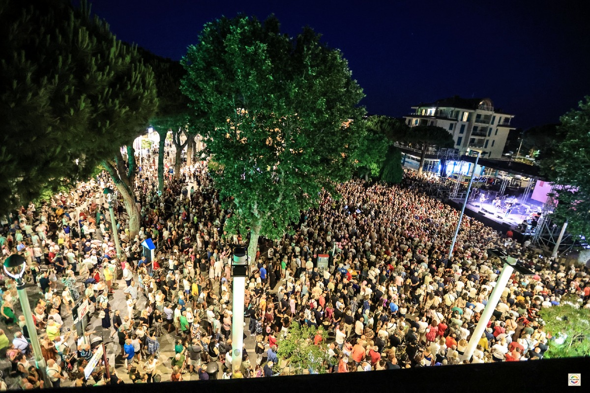 I Nomadi aprono la Notte Rosa 2026 a Misano: piazza gremita e pubblico entusiasta - 