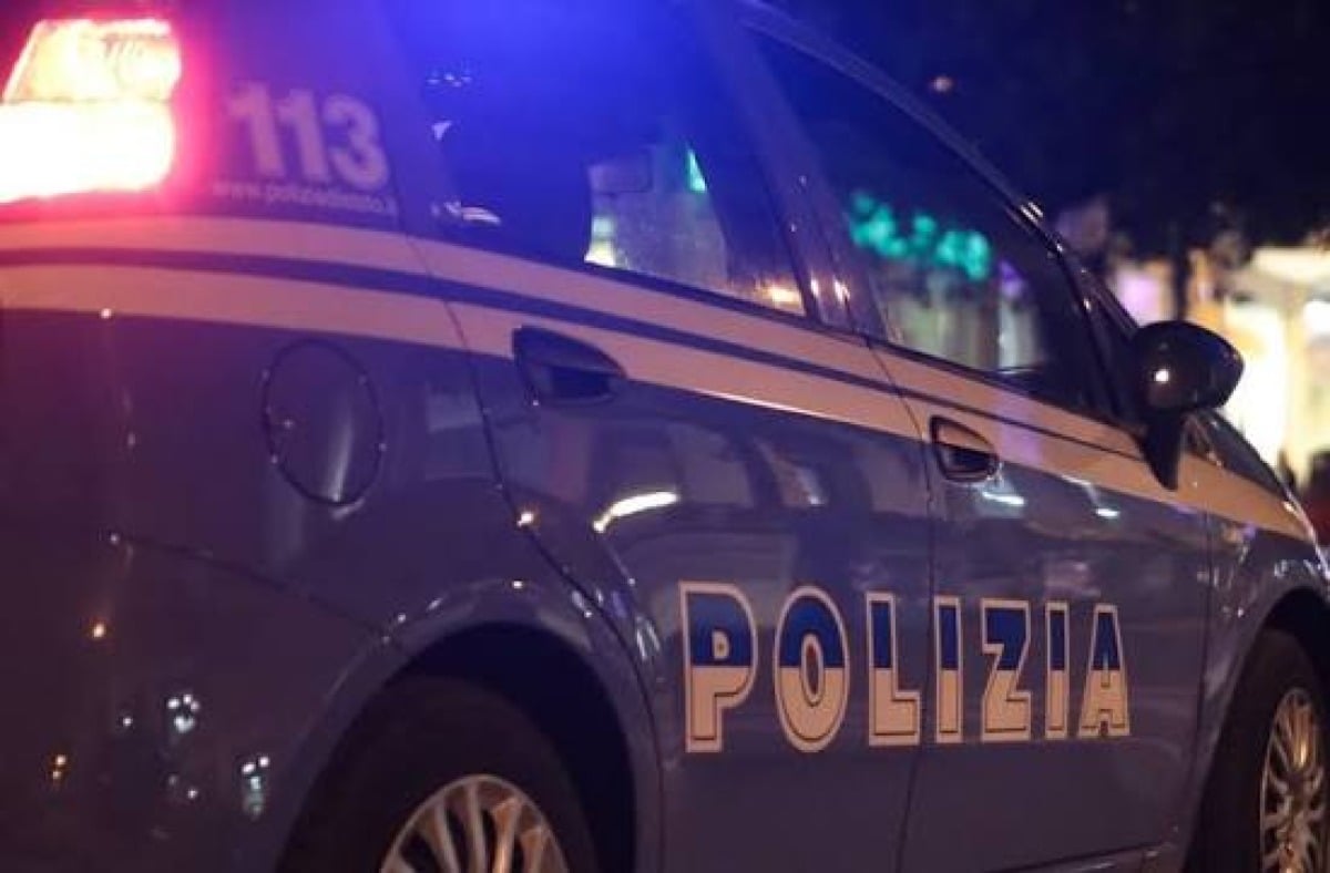 Urla ai passanti e danneggia vetrine: arrestato sul lungomare durante la Notte Rosa - 