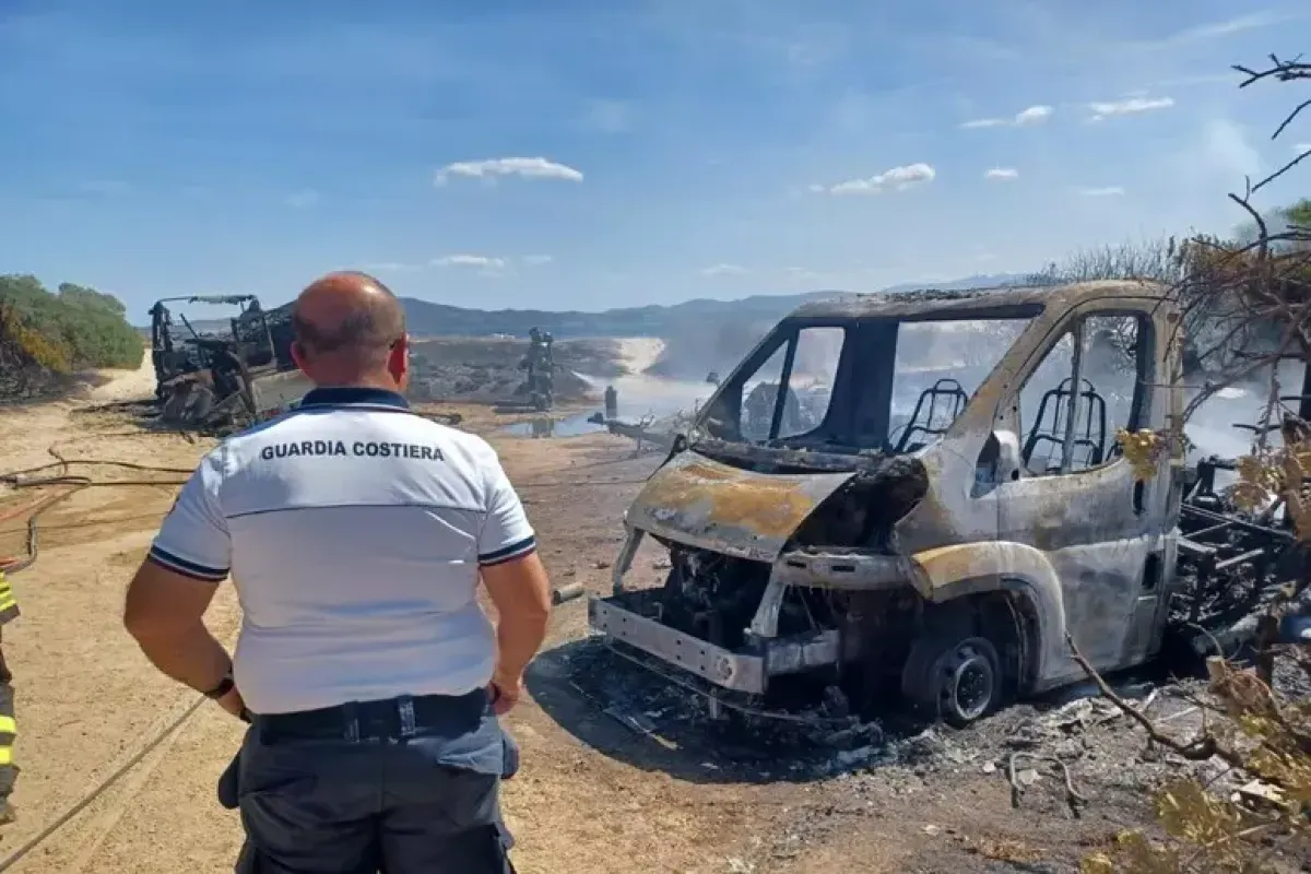 Bimbo di 11 anni morto nell'incendio della roulotte, al via il processo al padre - I resti del camper in cui è morto Samuel Imbuzan PH ANSA
