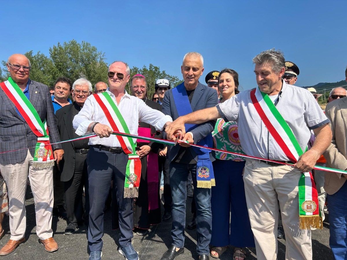 Apre il nuovo ponte tra Maiolo e Novafeltria: tra scooter e Fiat 126 d'epoca, i primi storici passaggi - Il taglio del nastro
