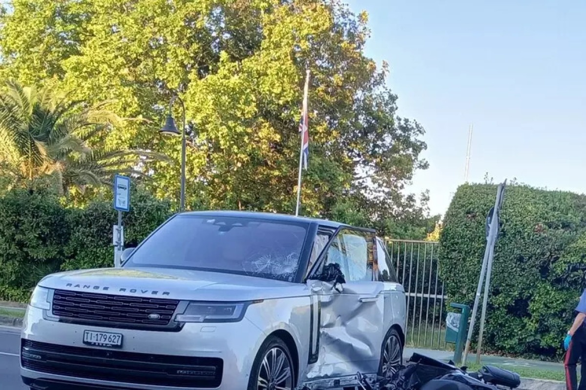 “Ve lo giuro, questa è morta”: choc dopo l’incidente, il video girato mentre due ragazze sono sull’asfalto - 