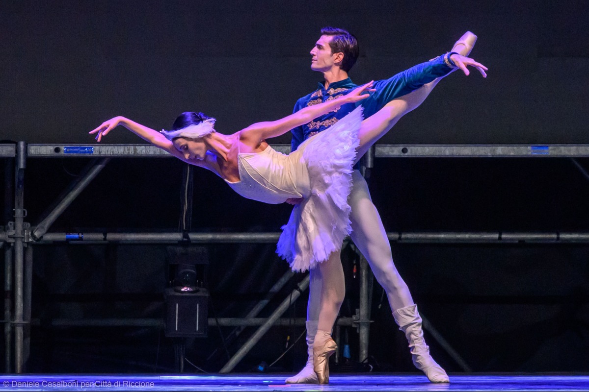 Riccione in festa tra danza, musica e alba: il gran finale della Notte Rosa - 