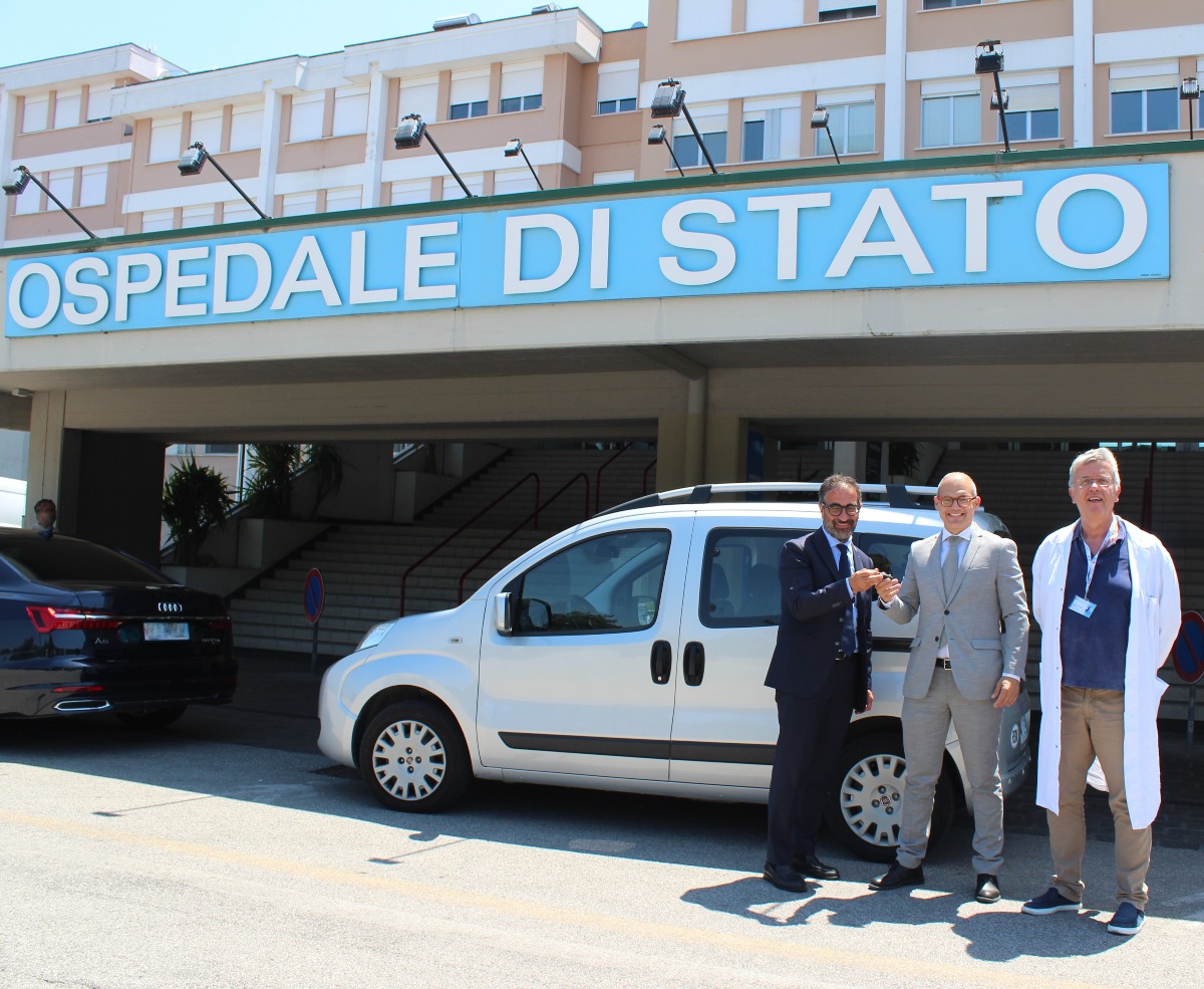Fratelli donano all'ospedale di San Marino auto per il trasporto di persone con mobilità ridotta - 