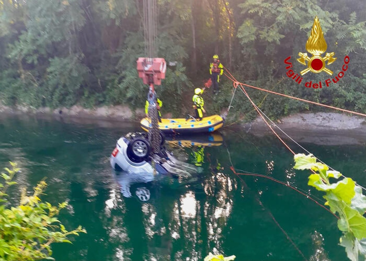 Senago, l’auto finisce nel canale Villoresi: tre giovani morti, indagato il conducente 19enne - 