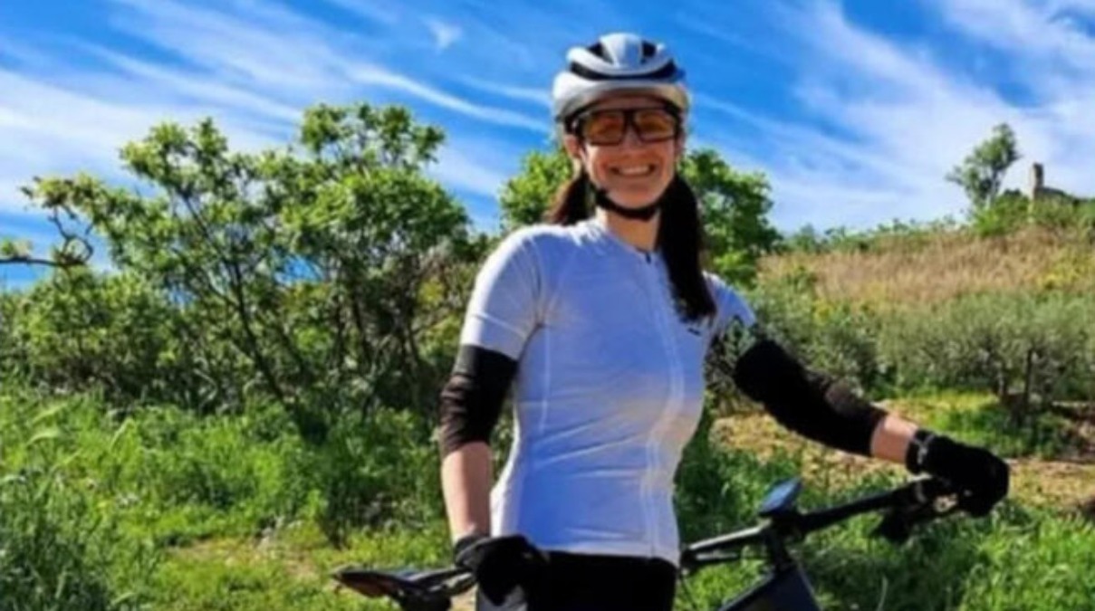 Auto invade la corsia opposta e travolge un gruppo di ciclisti: morta una donna di 41 anni - 