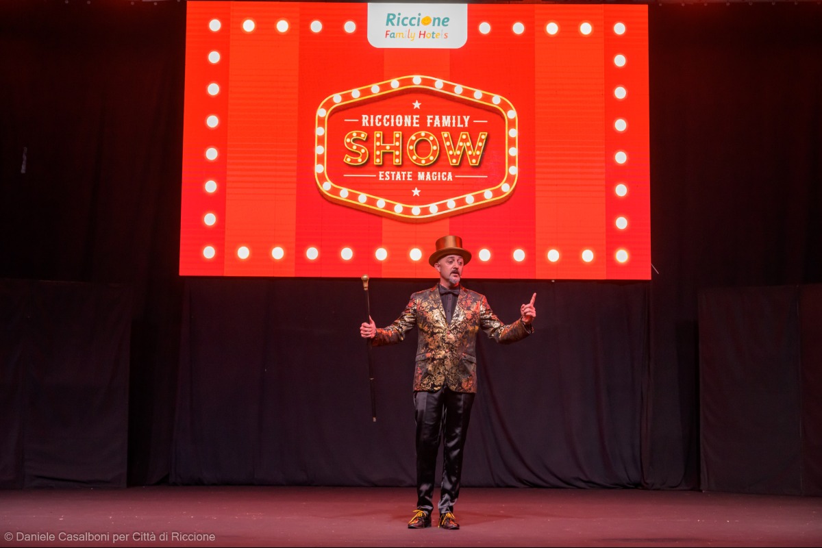 Riccione, torna il “Family Show” in piazzale Ceccarini: cinque serate di circo, musica e acrobazie - Ph Casalboni