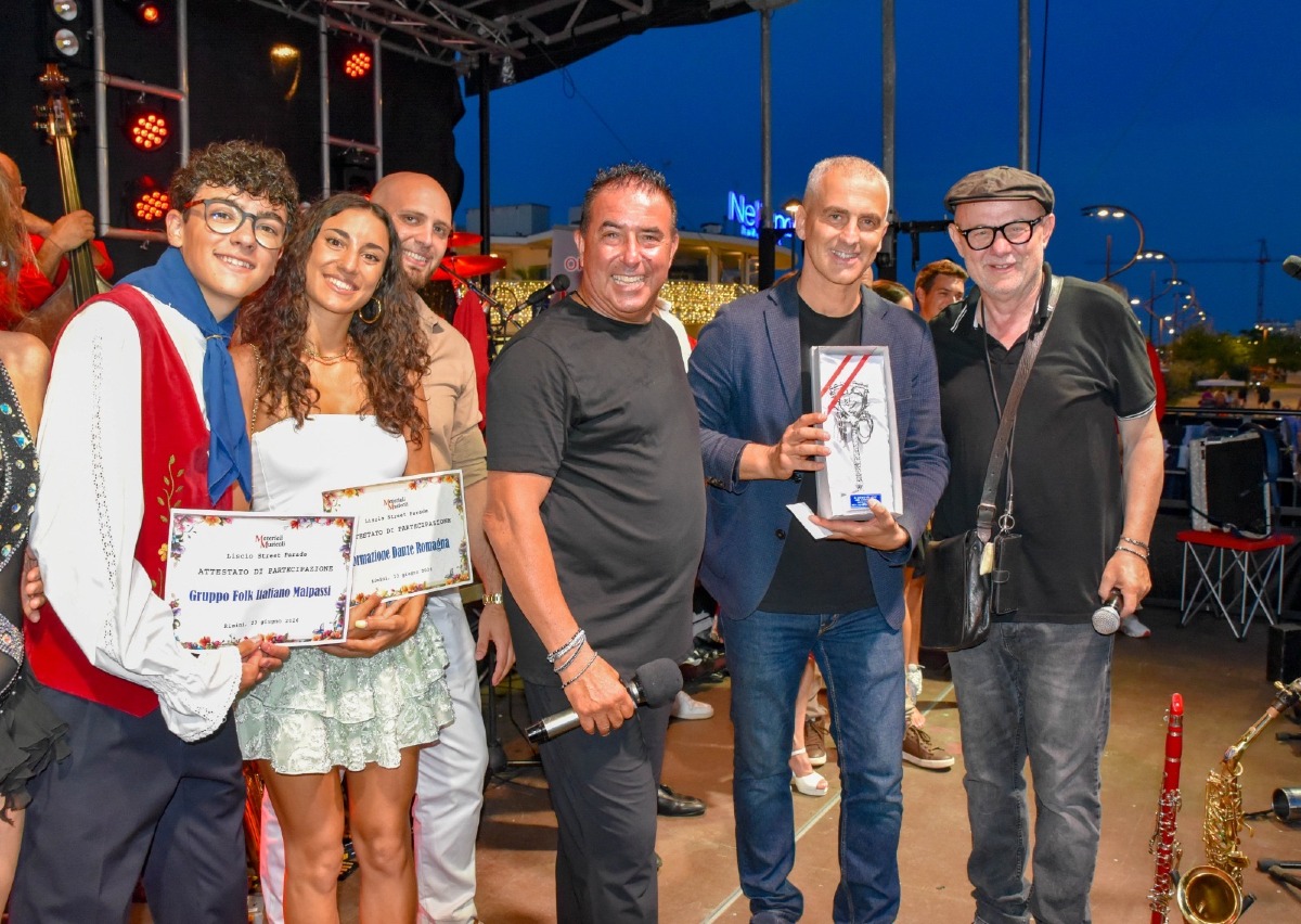 Rimini, successo per la Liscio Street Parade: piazzale Kennedy sold out: premiato il "Sindaco del Liscio" - 
