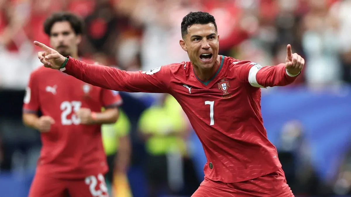 Cristiano Ronaldo show: doppietta all'Uzbekistan e record, ha segnato in 6 mondiali di fila - Cristiano Ronaldo PH FANPAGE