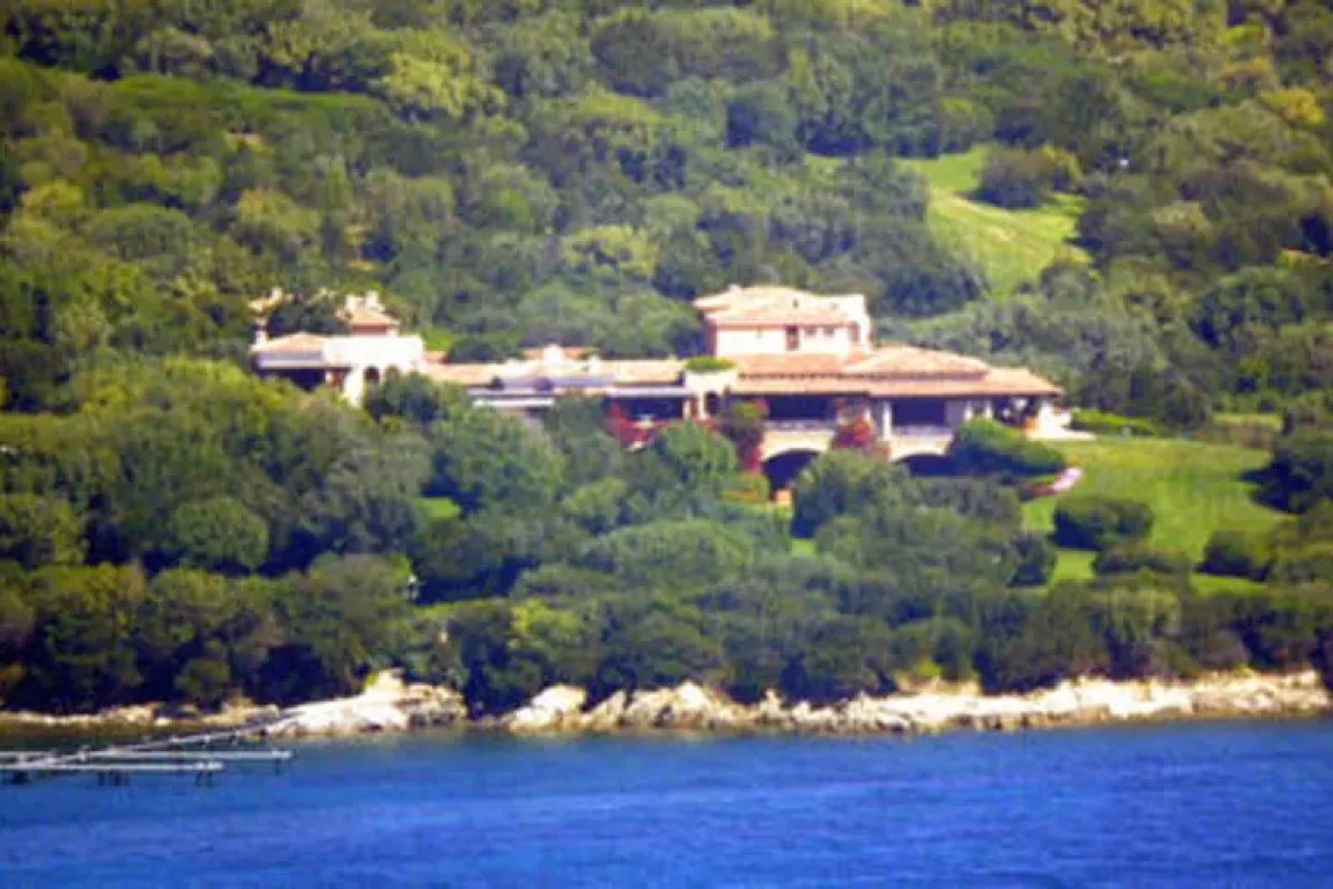 Villa Certosa passa allo sceicco Al Thani: la storica residenza di Berlusconi verso la vendita per 350 milioni - 