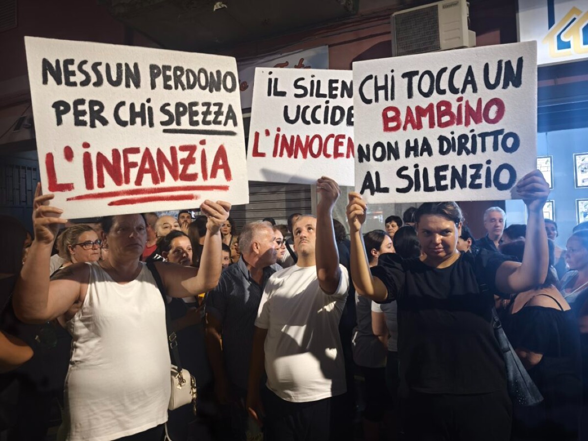 Casalnuovo, fiaccolata per il bambino vittima di violenza: “I bambini non si toccano” - 