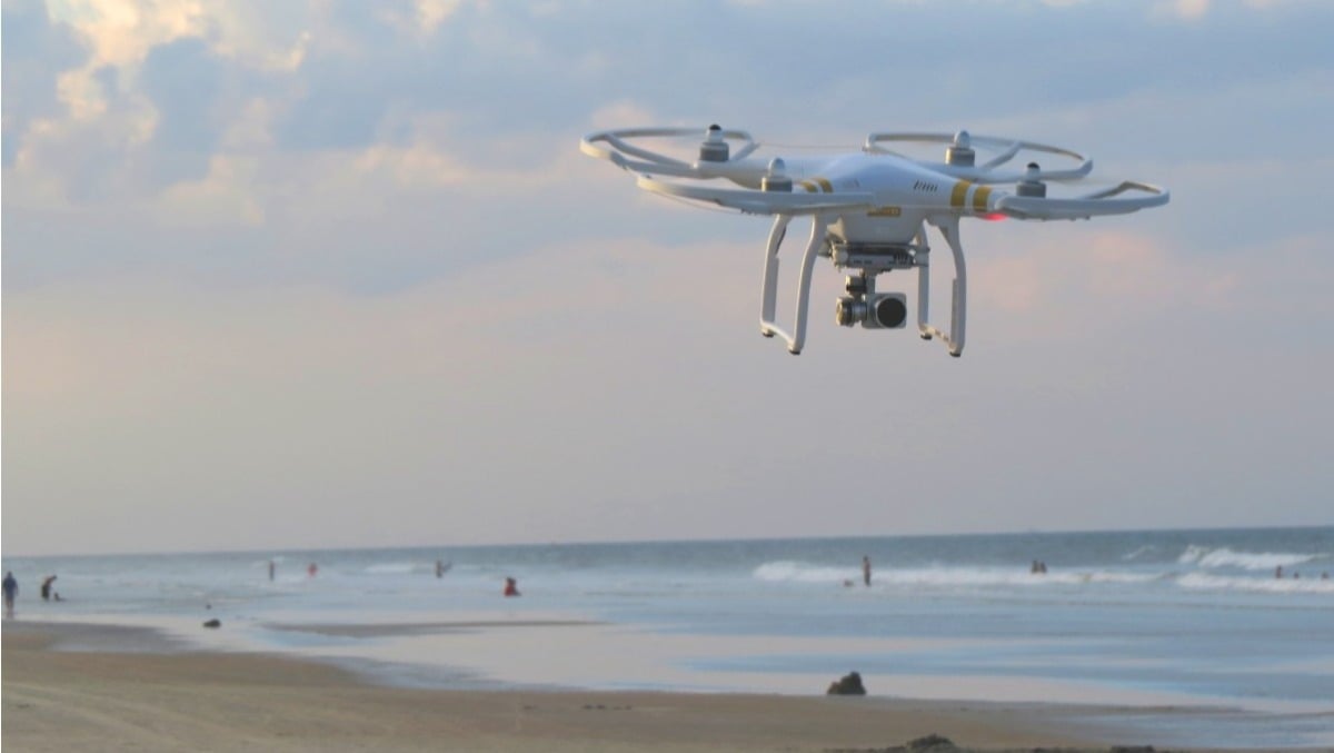 Rimini, drone in volo sulla folla al concerto di piazzale Fellini: scatta la denuncia per il pilota
