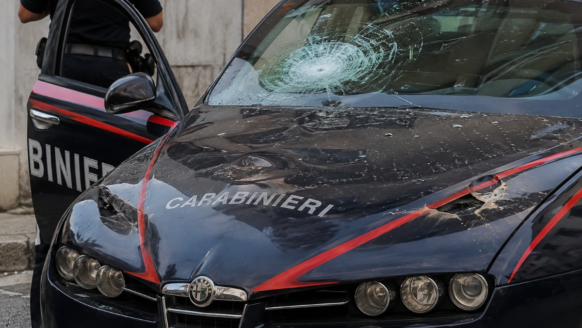 Lite furiosa con la madre, poi lancia un tombino contro l'auto dei Carabinieri: fermato con il Taser - REPERTORIO