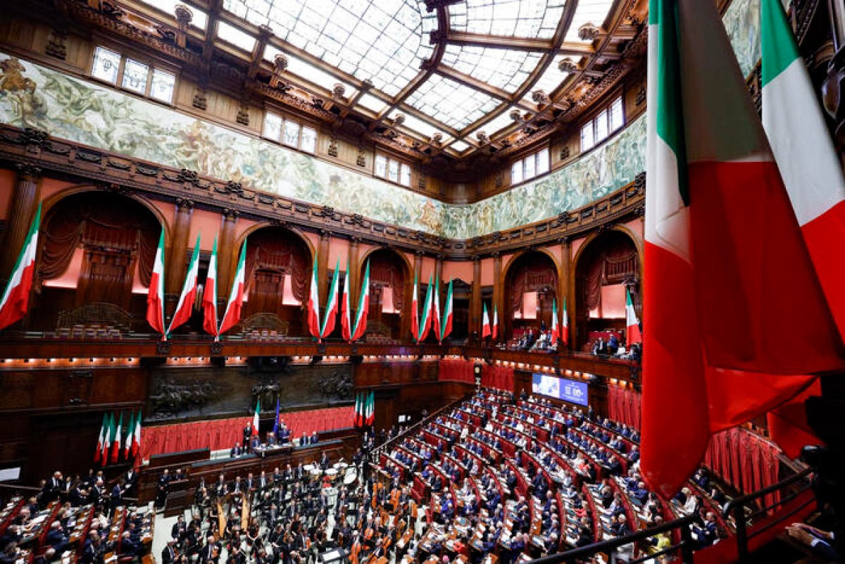 Mattarella celebra gli 80 anni dell’Assemblea Costituente: standing ovation bipartisan alla Camera - 
