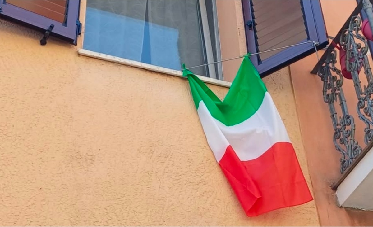Via Garibaldi si colora di tricolore, Ariminensis: “Un modello di partecipazione civica per il centro storico” - 