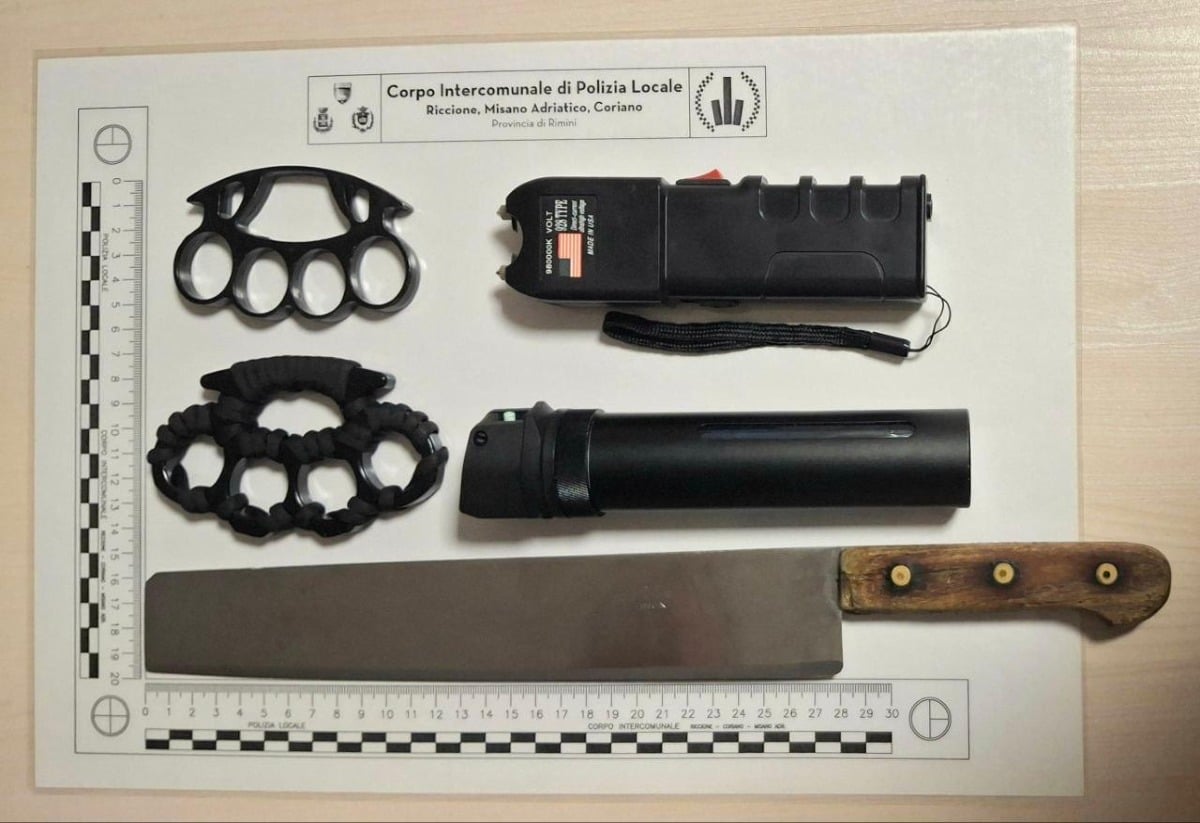 Riccione, tre minorenni fermati sul lungomare con storditore, tirapugni, spray e machete - 