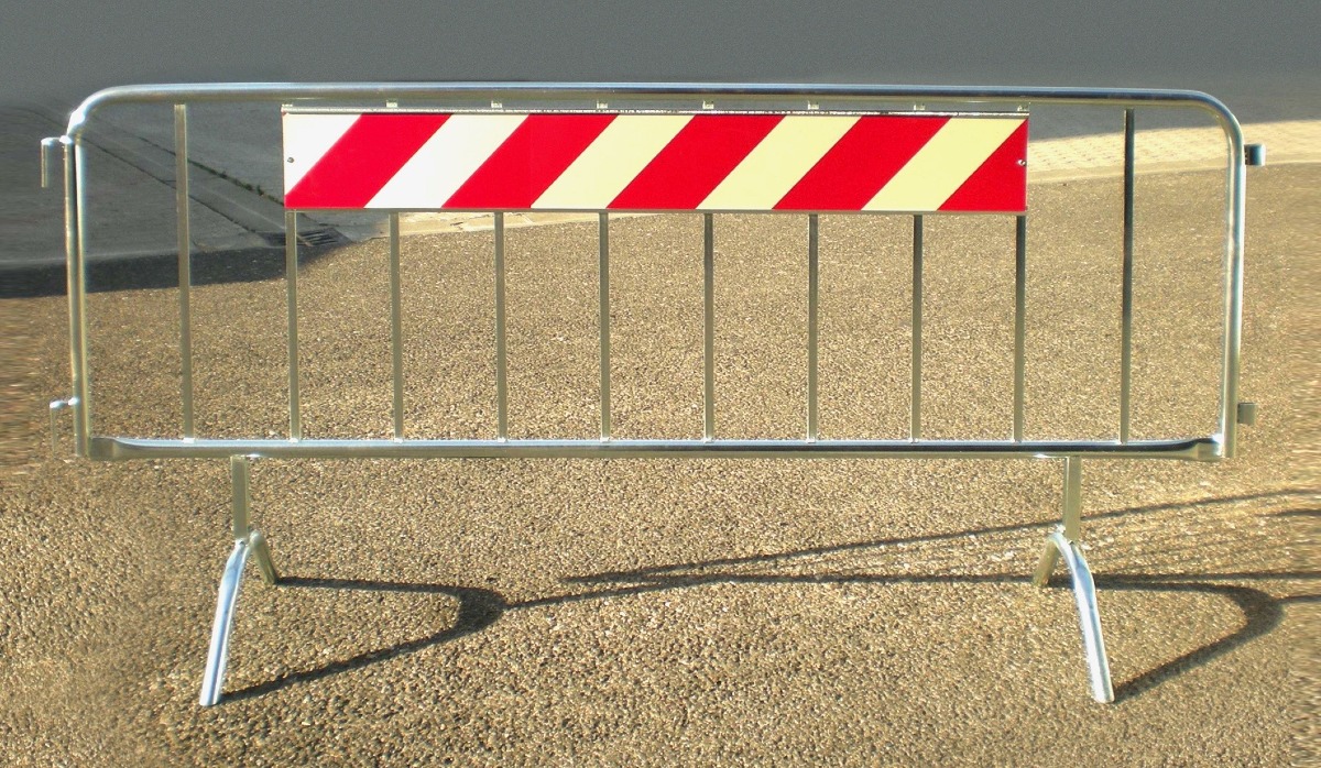 Cadono calcinacci da un cornicione in centro storico a Santarcangelo, area transennata - Transenna REPERTORIO